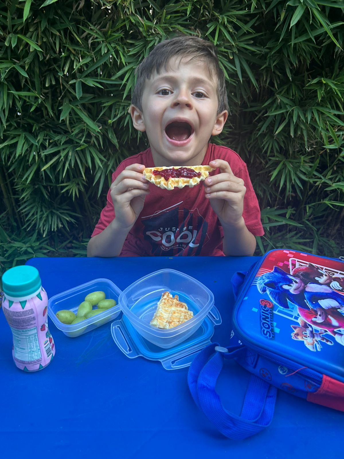 Niño feliz comiendo un waffle Pika Snacks